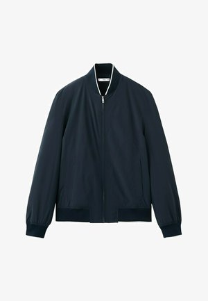 Laivastonsininen bomber-takki, jossa etuvetoketju, resorit hihansuissa ja helmassa sekä valkoinen raidallinen kauluksen somiste, esitetty valkoisella taustalla.