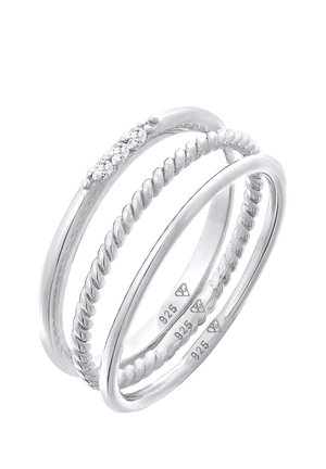 Drei miteinander verbundene Ringe aus Sterlingsilber, einer mit kleinen klaren Steinen, einer im gedrehten Seildesign und einer mit glatter Oberfläche. Innen mit 925 gekennzeichnet.