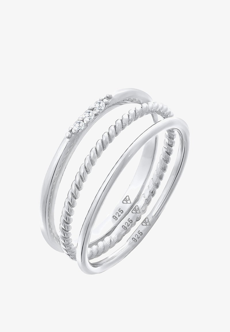 Trois anneaux en argent sterling liés ensemble, dont un avec de petites pierres transparentes, un avec un design en corde torsadée, et un anneau lisse. Poinçonné 925 à l’intérieur.
