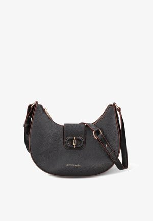 Borsa a tracolla in pelle nera con finitura testurizzata, forma curva, dettagli in metallo dorato e chiusura frontale con patta decorata da un doppio dettaglio ovale.