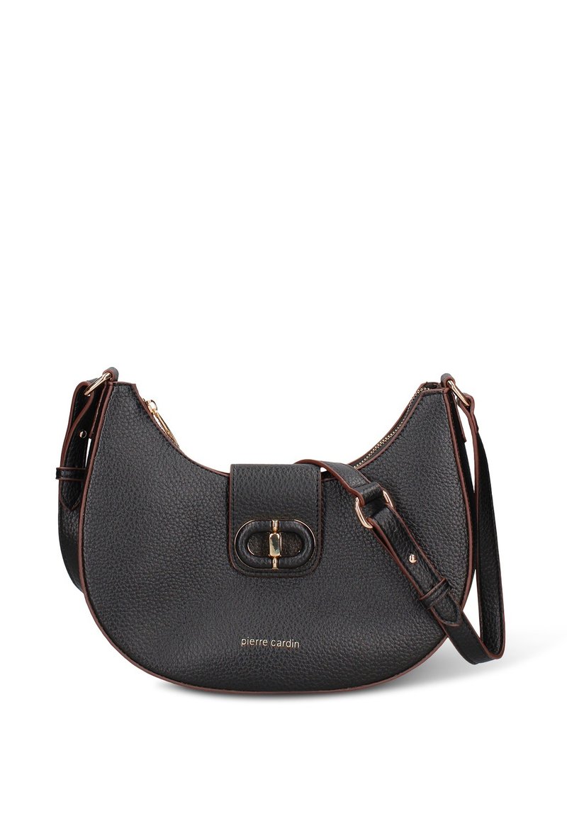 Borsa a tracolla in pelle nera con finitura testurizzata, forma curva, dettagli in metallo dorato e chiusura frontale con patta decorata da un doppio dettaglio ovale.