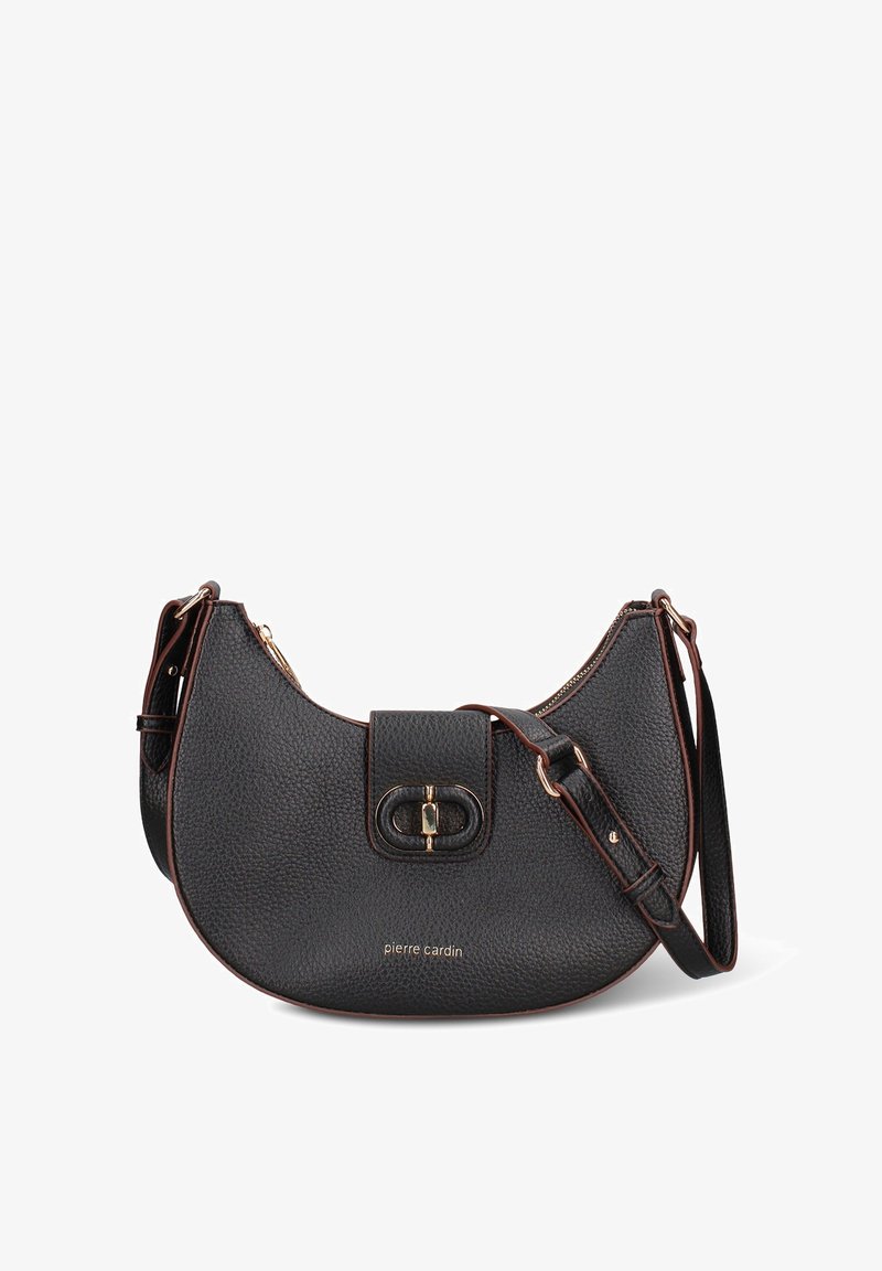 Borsa a tracolla in pelle nera con finitura testurizzata, forma curva, dettagli in metallo dorato e chiusura frontale con patta decorata da un doppio dettaglio ovale.