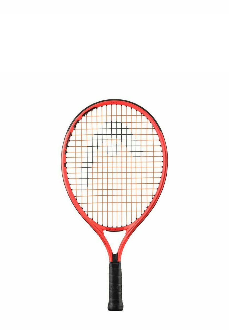 Rode tennisracket met een ronde kop, zwarte accenten en een gestructureerde griphandgreep, met een verweven snaarpatroon.