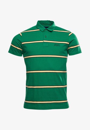 Groen poloshirt met korte mouwen, gele en witte horizontale strepen en een kraag met twee knopen.