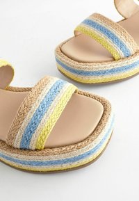 Next Korkeakorkoiset sandaalit - blue yellow