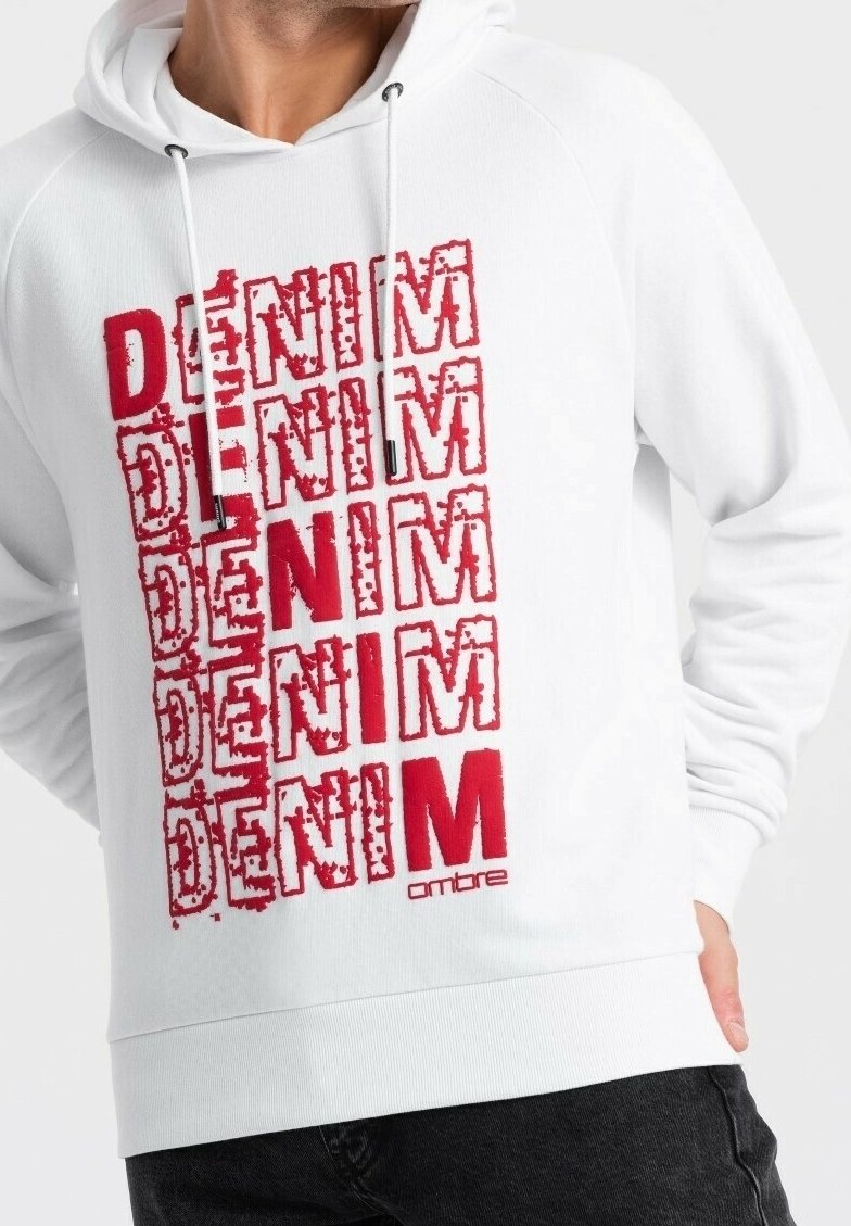 Bílá mikina s kapucí, která má na přední straně opakovaný text "DENIM" v tučném červeném písmu, se stahovacími šňůrkami a žebrovanými manžetami. Jemná tkanina s volným střihem.