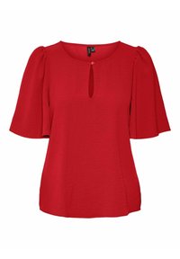 Rød kortærmet top med en nøglehul-udskæring, blødt tekstureret materiale og plisserede ærmer. Har en enkelt knaplukning ved halsen.