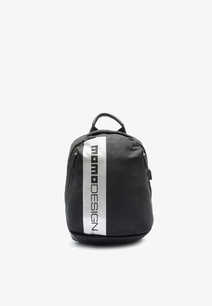 Zwarte rugzak met een witte verticale streep met de tekst "momo DESIGN", voorvak met ritsen en een draaghendel aan de bovenkant op een witte achtergrond.