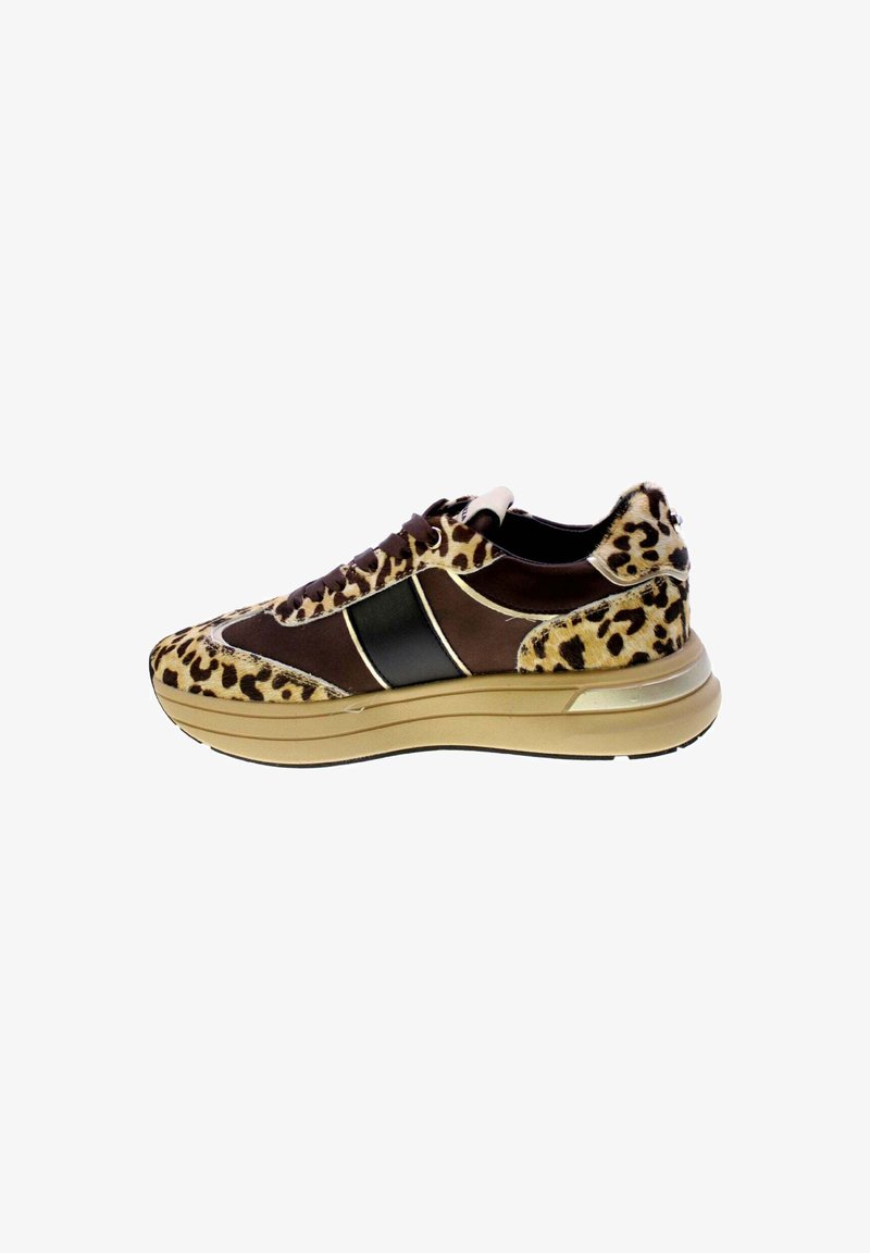 Sneaker con stampa leopardo e dettagli in pelle marrone, suola spessa color sabbia e striscia nera. Presenta una parte superiore testurizzata e un sistema di allacciatura.