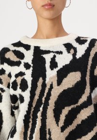 Vero Moda VMKAI O NECK  - Strikkegenser - birch/silver mink/black