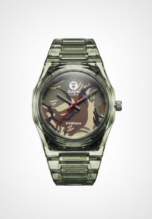 Orologio da polso in plastica verde trasparente con quadrante mimetico, lancetta dei secondi rossa e loghi Aape e D1 Milano sul quadrante.
