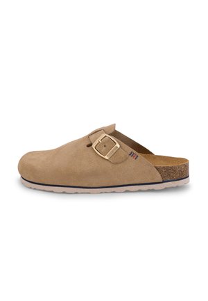 Zoccolo slip-on in camoscio marrone con plantare in sughero, cinturino regolabile con fibbia dorata e suola in gomma texturizzata.