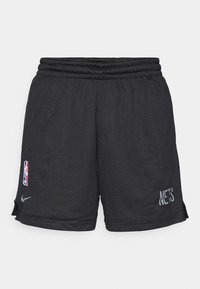 Pantalones cortos de baloncesto de malla negros con cintura elástica, con parche del logo de la NBA y "NETS" en gris en el lado izquierdo.