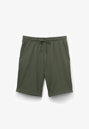 Pantalones cortos de algodón verde oliva con cinturilla elástica, cierre con cordón, bolsillos laterales y dobladillos enrollados. Textura suave, diseño informal.