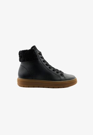 Zapatillas altas de cuero negro con un cuello de terciopelo negro, parte delantera con cordones y suela de goma color beige con patrones de agarre texturizados.