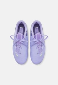 Scarpe da ginnastica di un leggero viola con una tomaia liscia, design curvo e logo a forma di swoosh di un verde neon. Presentano lacci piatti e soletti imbottiti.