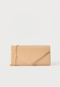 Pochette enveloppe beige avec une bandoulière en chaîne dorée, posée sur un fond blanc uni.