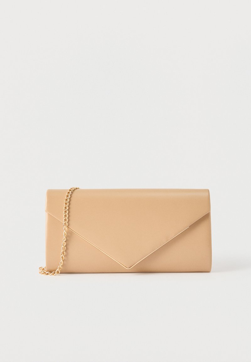 Pochette enveloppe beige avec une bandoulière en chaîne dorée, posée sur un fond blanc uni.