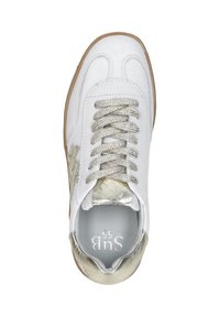 Weiße Leder-Sneaker mit goldenen Akzenten, strukturiertem Zungenbereich und beigen Schnürsenkeln. Ausgestattet mit einer Gummisohle und geprägtem Logo an der Seite.