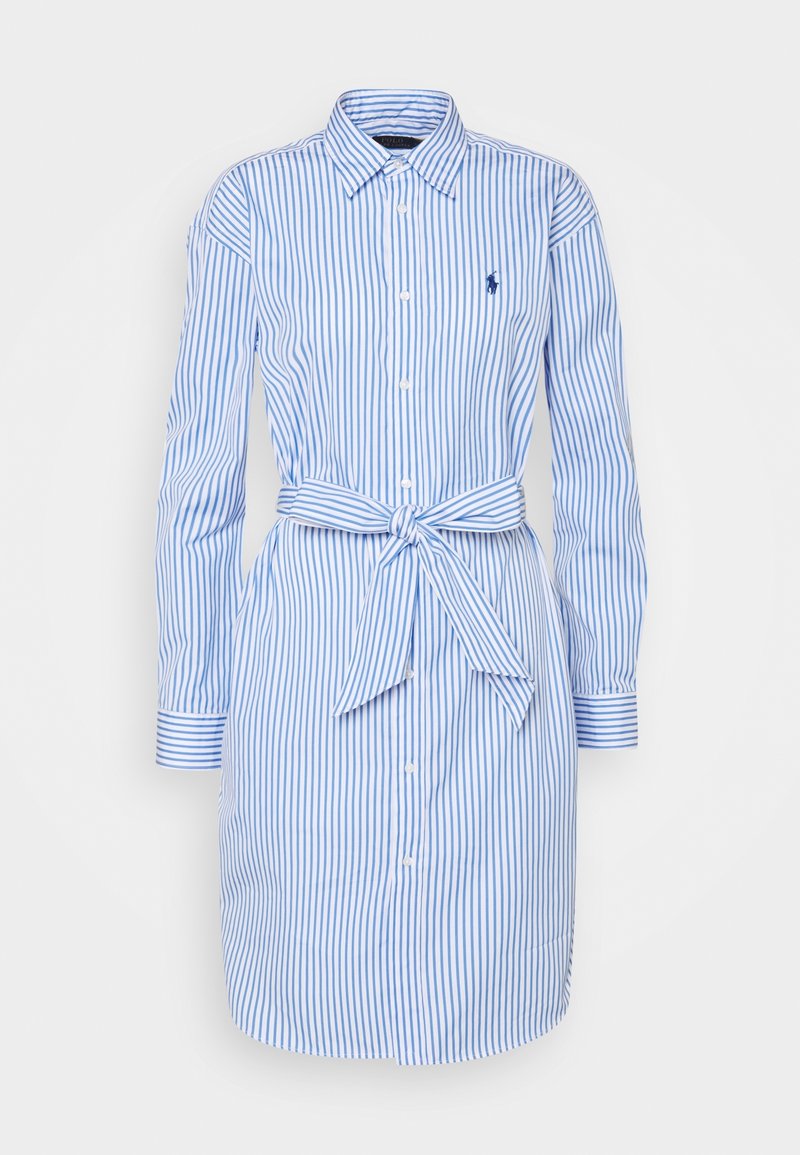 Robe chemise à manches longues rayée verticalement bleu et blanc, avec boutons sur le devant, col, ceinture à la taille et logo brodé sur la poitrine.