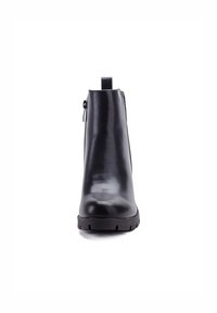 Botín negro de cuero hasta el tobillo con un acabado suave, cremallera lateral, tira para poner y suela resistente. Diseño clásico con una silueta elegante.