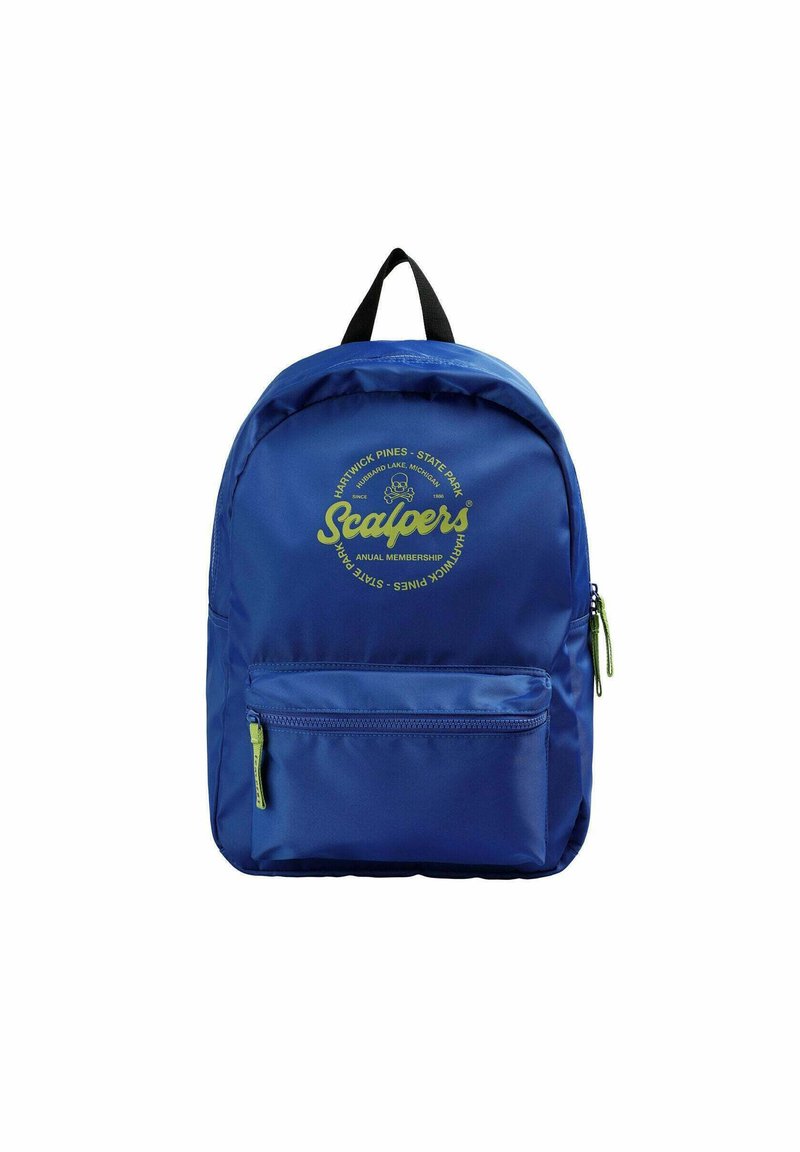 Mochila de nylon azul con forma redondeada. Presenta un bolsillo frontal con cremallera y una cremallera verde en contraste. Texto del logo impreso en el frente.