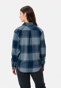 Camicia di flanella con bottoni in tonalità di blu e grigio, caratterizzata da un motivo a scacchi, maniche lunghe e orlo curvo.