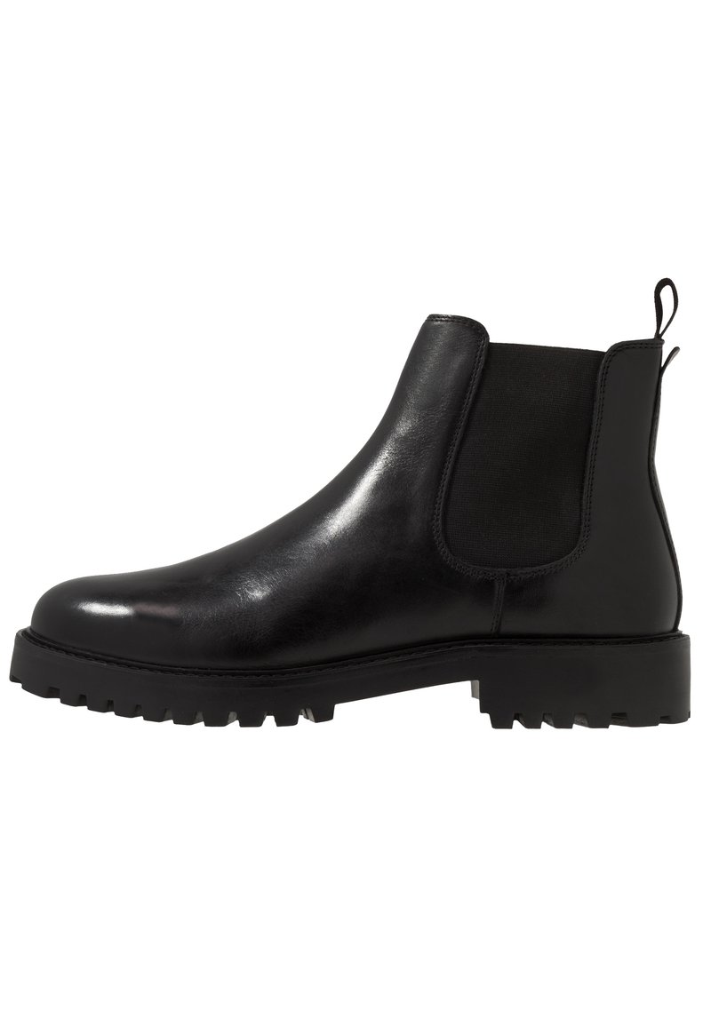 Schwarze Leder-Chelsea-Stiefel mit elastischen Seitenpanelen, runder Zehenpartie und profilierten Gummisohlen für besseren Halt. Mit einer Zuglasche auf der Rückseite.