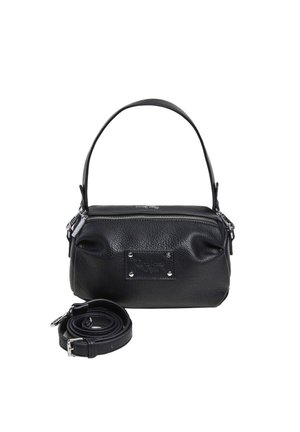 Musta nahkainen käsilaukku, jossa yläkahva, vetoketjukiinnitys, etuosassa logolaatta sekä irrotettava rullattu olkahihna vieressään.