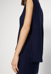 DESIGNERS REMIX Sweter