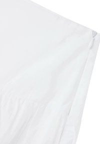 Tessuto bianco con una texture liscia e un dettaglio arricciato lungo il bordo inferiore; presenta una zip sul lato destro per la chiusura.