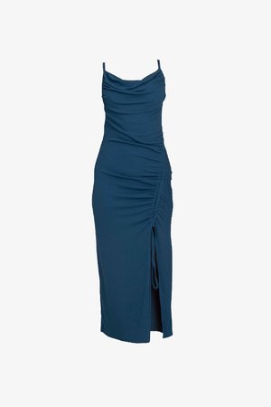 Sininen, muodikkaasti poimutettu midi-mekko, jossa on säätömahdollisuudella varustetut ohutolkaimet, laskeutuva kaula-aukko, sivupoimutus ja edessä halkio, joka mahdollistaa liikkumisen vaivattomasti.
