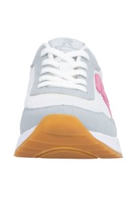 Baskets blanches et grises avec accent rose, en mesh et daim, bout rond, col rembourré et semelle extérieure en caoutchouc avec détails orange.