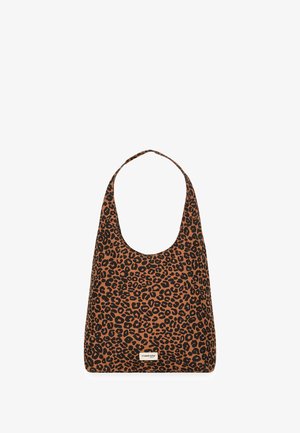 Sac d'épaule à imprimé léopard en tissu marron et noir, avec un design courbé et une large bandoulière. Dispose d'une petite étiquette logo sur le devant.