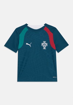Dunkeltealfarbenes Sporttrikot mit kurzen Ärmeln, grünen und roten Schulterpaneelen, Puma-Logo auf der rechten Brust und Portugal-Fußballwappen auf der linken Brust.