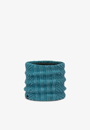 Calentador de cuello azul tejido con patrones de cable verticales y una pequeña etiqueta negra de logo en el borde inferior sobre fondo blanco.