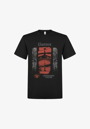 Musta puuvillainen t-paita, jossa punainen ja harmaa grafiikka hautausmaan portista, puista sekä tekstit "Pantera" ja "Cemetery Gates".