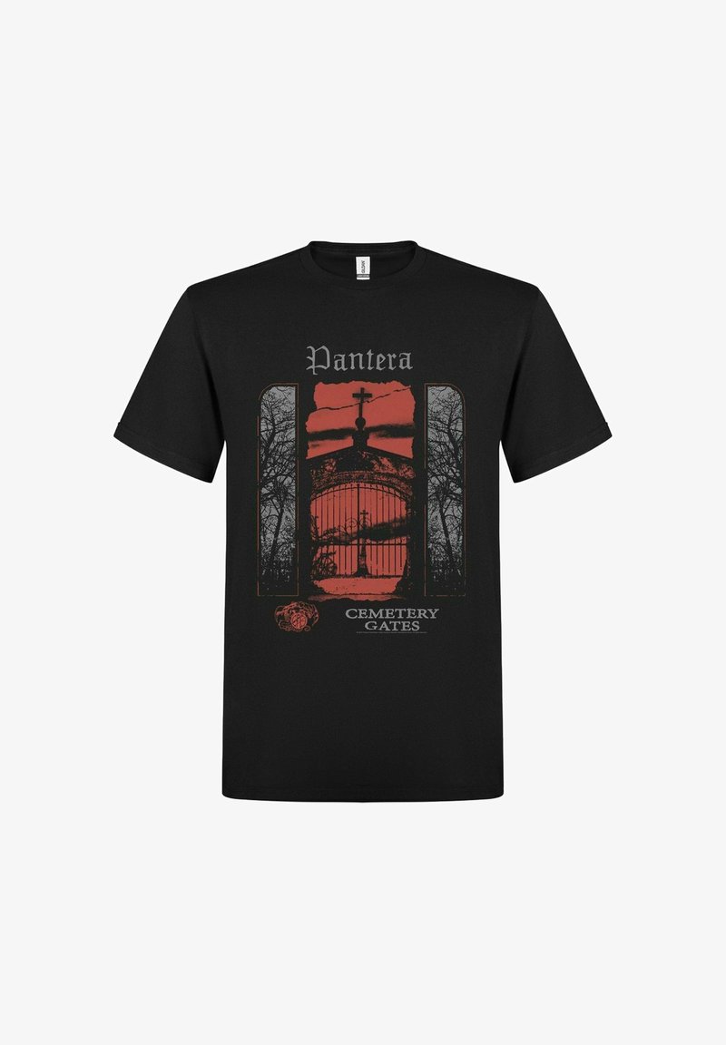Maglietta in cotone nera con una grafica rossa e grigia raffigurante un cancello di cimitero, alberi e il testo "Pantera" e "Cemetery Gates".