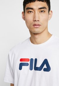 Fila PURE TEE - Apdrukāts T-krekls - bright white