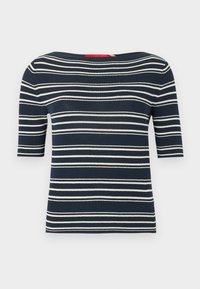 Σκούρο μπλε πλεκτό τοπ με κοντά μανίκια, λευκές οριζόντιες ρίγες και φαρδιά λαιμόκοψη τύπου σκαφάκι.