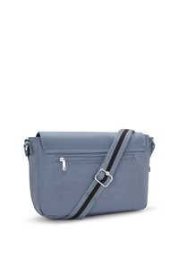 Borsa a tracolla blu con tasca frontale con zip e tracolla grigia regolabile, caratterizzata da una striscia nera e una fibbia argentata.