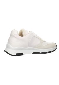Sneaker leggero con una combinazione di pelle bianca e morbida suede beige. Presenta un colletto imbottito e una suola nera testurizzata.