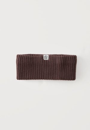 Braunes geripptes Strick-Stirnband mit kleinem weißem Logotag, zentriert vorne auf weißem Hintergrund.