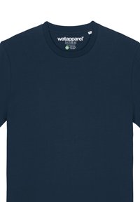 Marineblauwe katoenen t-shirt met een ronde hals, korte mouwen en een stoffen label op de binnenste kraag. Gladde textuur, geen patronen of accenten.