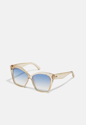 Óculos de sol translúcidos em bege com lentes quadradas oversized, gradiente azul e hastes finas com uma marcação subtil.