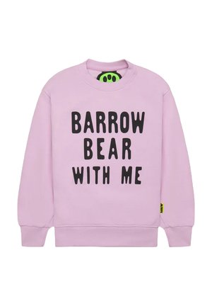 Felpa rosa chiaro con testo nero in grassetto "BARROW BEAR WITH ME." Realizzata in materiale morbido con polsini e orlo a costine, presenta un design casual.