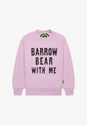 Felpa rosa chiaro con testo nero in grassetto "BARROW BEAR WITH ME." Realizzata in materiale morbido con polsini e orlo a costine, presenta un design casual.