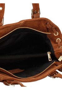 Sac à main en suede marron avec une fermeture éclair, doublure en tissu noir et quincaillerie dorée. L'intérieur comprend une poche zippée et un compartiment ouvert.