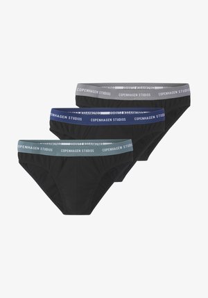 Három pár férfi alsónadrág fekete, sötétkék és szürke színben. Mindegyik puha, rugalmas derékpánttal rendelkezik, amelyen a "Copenhagen Studios" felirat található.