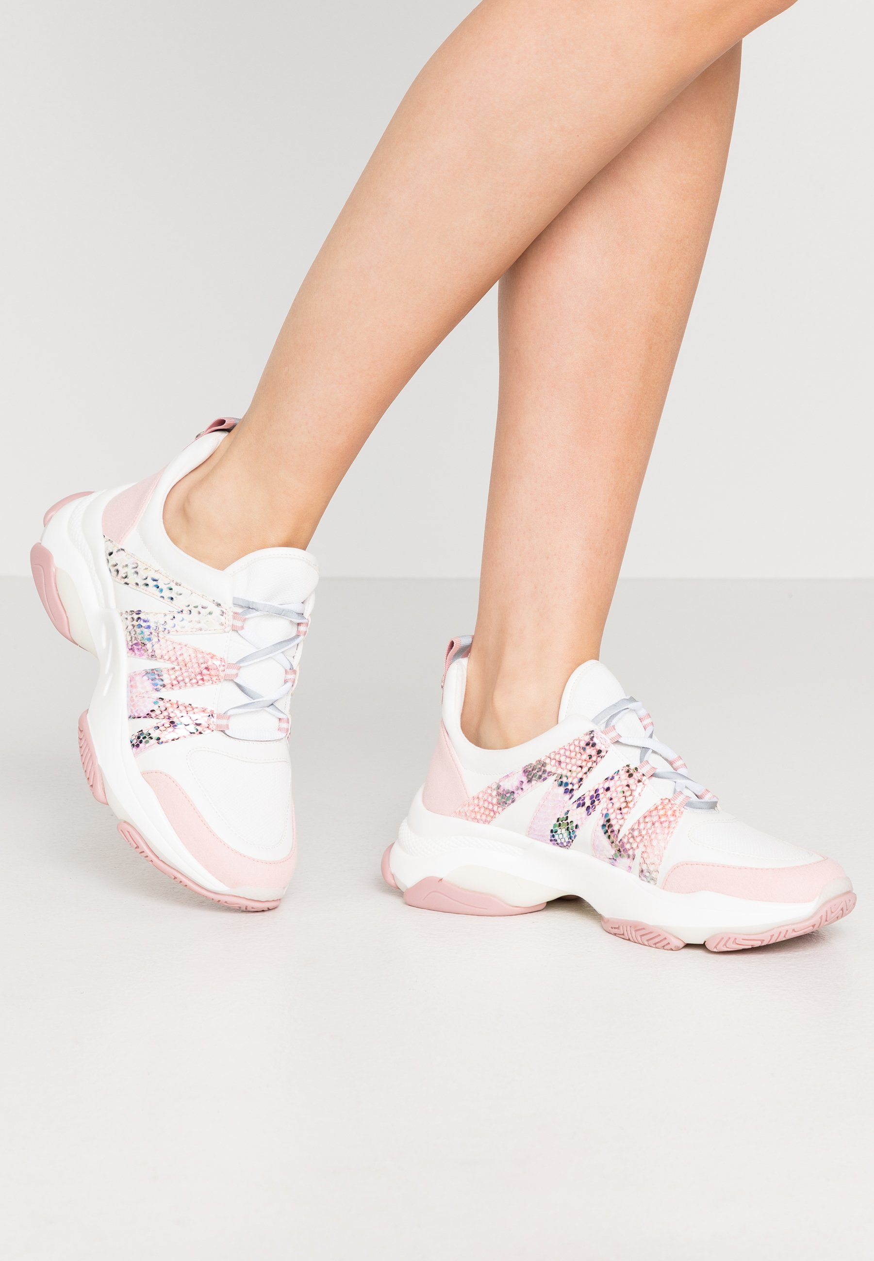 steve madden credit metallic multi